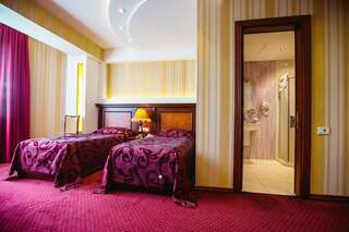 Отель Форум Отель Ереван Улучшенный двухместный номер с 1 кроватью-2