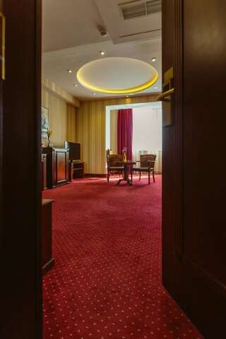 Отель Форум Отель Ереван Улучшенный двухместный номер с 1 кроватью-8